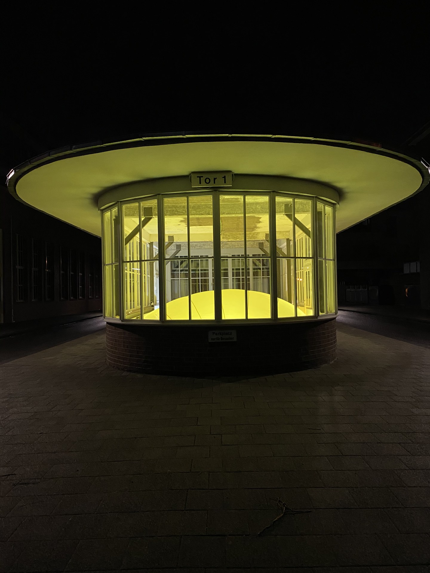 PL/21-03-07 · Vitrine, at Night